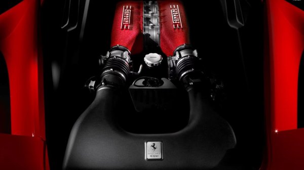 Максимална мощност: 597 конски сили

Италианските автомобилни производители често подхождат към инженерството с различна гледна точка от повечето свои конкуренти; вместо да гледат на двигателя като на машина, те го приемат като произведение на изкуството. F136 F е наследник на двигателя Ferrari Dino F106, което означава, че хората очакват нещо специално, което италианските марки биха били повече от щастливи да предоставят.

Ако ви помолим да се сетите за най-красивите италиански спортни автомобили през последните десет години, има голям шанс Ferrari 458 Italia да изникне в съзнанието ви. В сърцето на 458 стои невероятен V8 двигател, който завладя сърцата на ентусиастите по целия свят.
